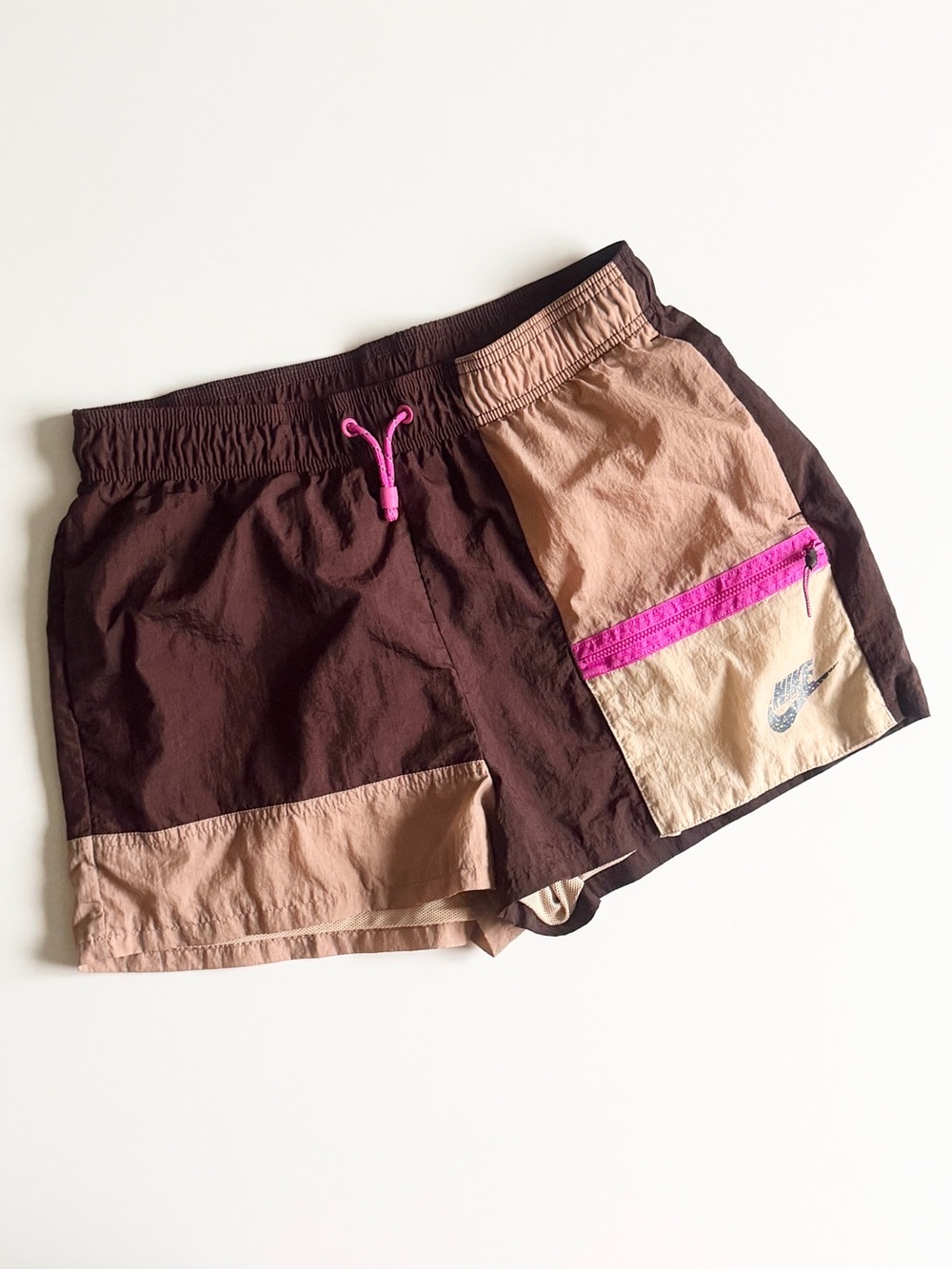 Nike MEDIUM Icon Clash colorblock high rise pocketed shorts in brown
